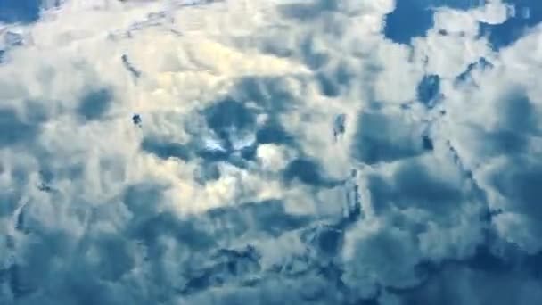 Nubes Blancas Reflejadas Agua Piscina Estática Inclinado Hacia Arriba — Vídeos de Stock