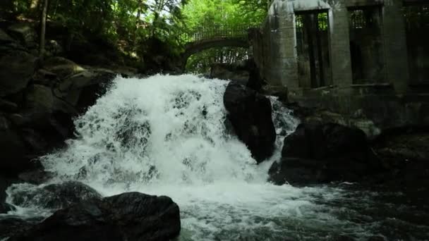Caída Agua Entre Las Ruinas Antiguo Molino Medio Del Parque — Vídeos de Stock