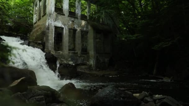 Ruínas Bonitas Moinho Velho Meio Floresta Com Uma Cachoeira Que — Vídeo de Stock