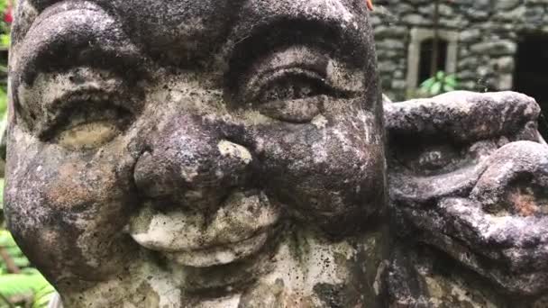 一个瘦弱的笑佛头像雕塑的细节 — 图库视频影像