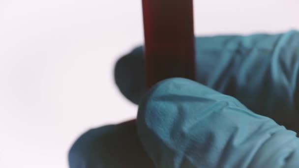 Рука Рукавичкою Показує Позитивний Знак Трубці Зразка Крові Лабораторії Крупним — стокове відео