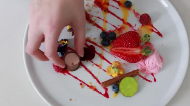 Lady Reikt Naar Een Chocolade Van Een Elegante Dessert Schotel — Stockvideo