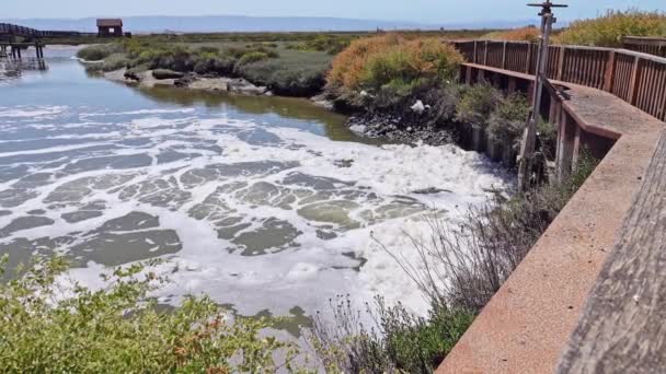 Slush Gate Laat Water Rivier Schuimt Omhoog Als Een Hot — Stockvideo