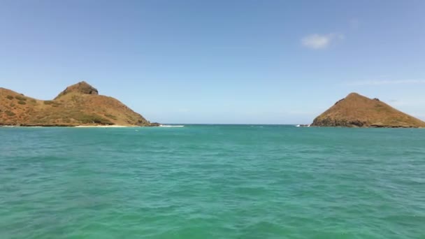 Luchtbeelden Van Een Lage Vlieg Door Mokulua Eilanden Kailua Hawaii — Stockvideo