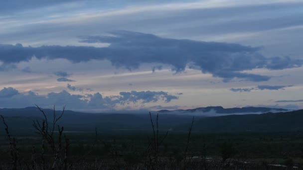 Відеозапис Timelapse Норвегії Хмари Рухаються Горах Сонцю Йдуть Вниз Фіалками — стокове відео