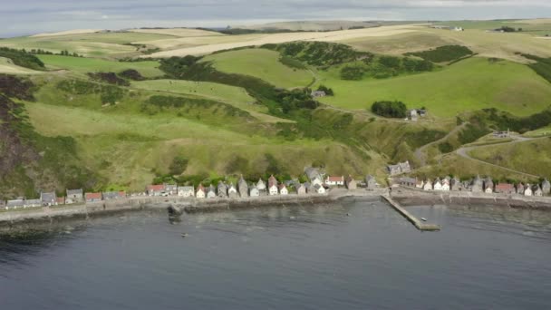 Αεροφωτογραφία Του Χωριού Crovie Στην Ακτογραμμή Του Aberdeenshire Μια Συννεφιασμένη — Αρχείο Βίντεο