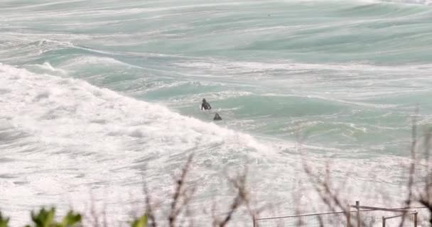 Close Van Surfers Wilde Stormachtige Golven Die Neerstorten Aan Oostkust — Stockvideo