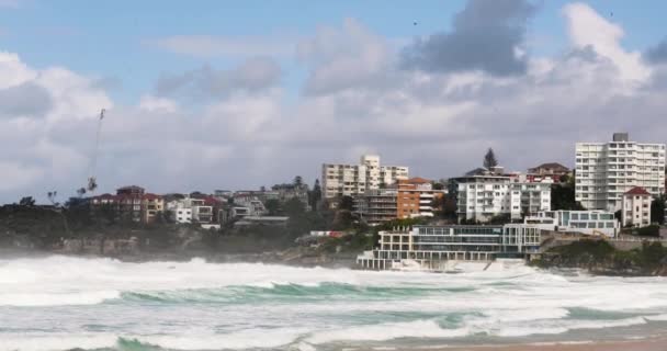 Olas Tormentosas Salvajes Estrellan Piscina Icebergs Bondi Sydney Australia — Vídeo de stock