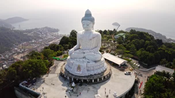 Drönare Stiger Vid Stora Buddha Staty Avslöjar Phuket Antenn — Stockvideo