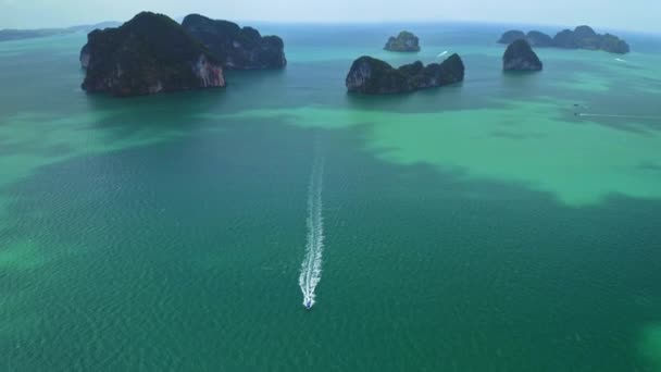 Dron Pochylający Się Nad Szalupą Szerokiej Oceanicznej Scenerii Antena — Wideo stockowe