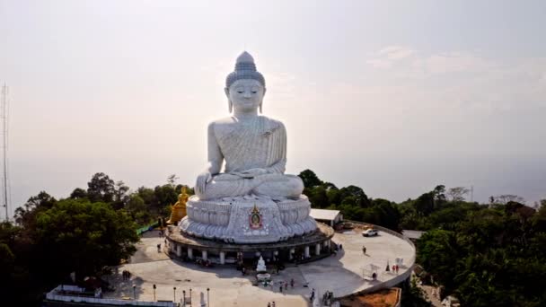 Glatte Breite Luftaufnahme Der Großen Buddha Statue Phuket — Stockvideo