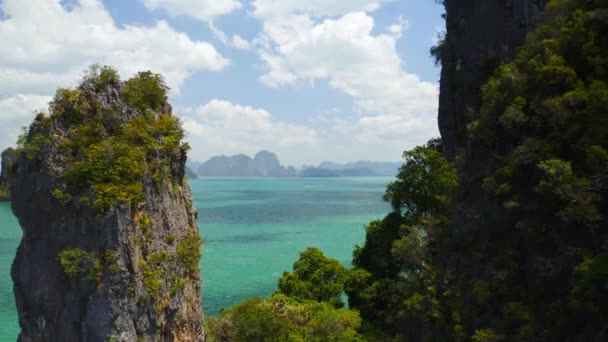 Drohne Fliegt Von Felsen Auf Grün Bewachsene Thailändische Insel Zurück — Stockvideo