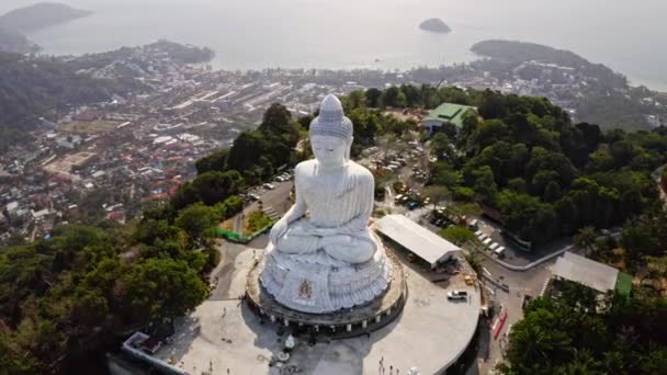 Büyük Buda Heykelinden Uzaklaşıyor Geniş Açı — Stok video