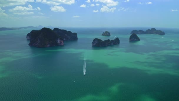Légi Panoráma Kilátás Thai Sziget Kialakulása Longtail Csónak Vitorlázás — Stock videók