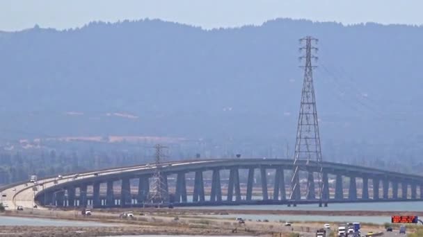 Камера Віддаляється Від Мосту Дамбартон Показує Автострада Звивається Мосту Рухом — стокове відео