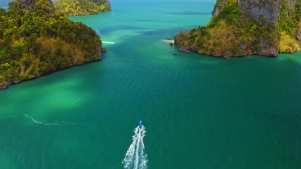 无人驾驶飞机跟随长尾船驶向绿色小岛 — 图库视频影像