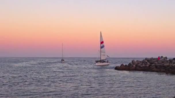 Yacht Εισέρχονται Λιμάνι Πορτοκαλί Και Κόκκινο Ουρανό Φόντο Ηλιοβασίλεμα Αποκαλύπτοντας — Αρχείο Βίντεο