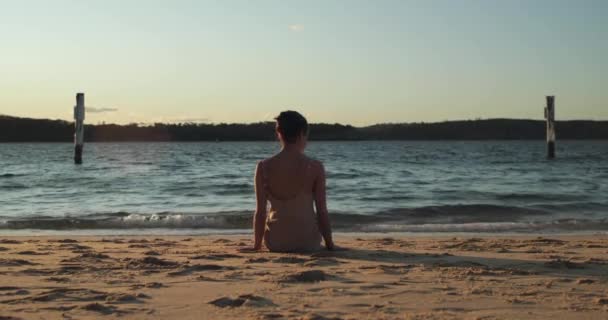 Weitwinkelaufnahme Einer Jungen Frau Beim Spielen Mit Dem Sand Während — Stockvideo