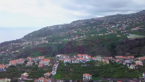 Portekiz Deki Madeira Volkanik Adasının Üzerinde Uçan Gelişmiş Yerleşim Yerleriyle — Stok video