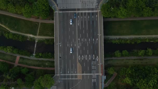 Bunte Fahrzeuge Überqueren Eine Breite Brücke — Stockvideo