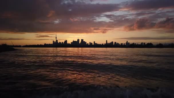 Široký Záběr Torontských Obzorů Jezera Ontario Rýsoval Proti Soumračné Obloze — Stock video