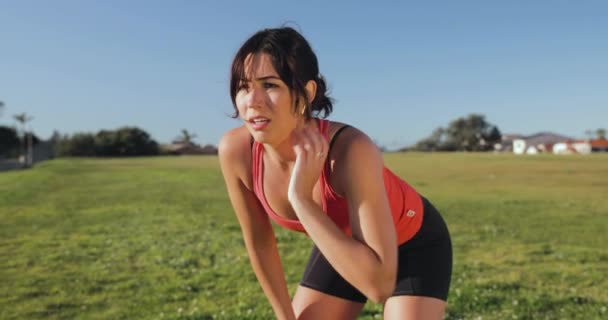 Euraziatische Vrouw Buiten Adem Puffen Inspanning — Stockvideo