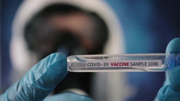 Mavi Lateks Eldivenli Ellerde Covid Aşı Test Tüpü Var — Stok video