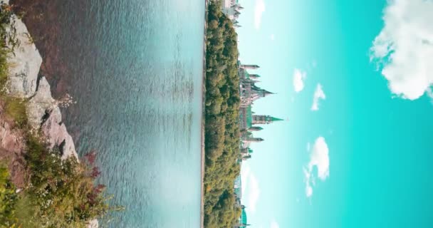渥太华市中心议会山从魁北克省加蒂诺俯瞰渥太华河的美丽的垂直时差 — 图库视频影像