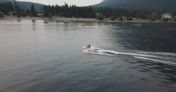 Jet Ski Terbang Menyusuri Danau Dari Pandangan Udara Drone — Stok Video