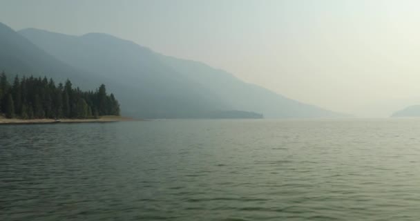 Navegar Lago Día Ahumado Cerca Salmon Arm — Vídeos de Stock