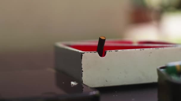 Tafeltelefoon Lichter Sigaret Slow Motion Smoke Tobacco Asbak — Stockvideo