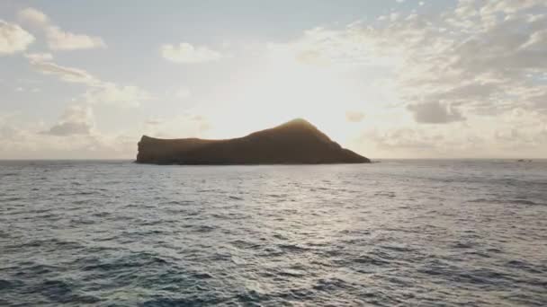 Nízký Přístup Ostrovu Manana Podsvícený Východem Slunce — Stock video