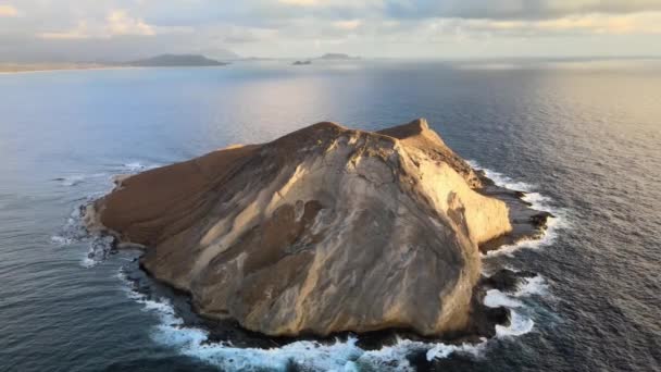 Pomalý Pravidelný Záběr Ostrov Manana Králičí Ostrov Havaji Krásnými Vlnami — Stock video