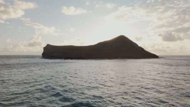 Pomalý Nízký Přístup Ostrovu Manana Podsvíceným Východem Slunce — Stock video