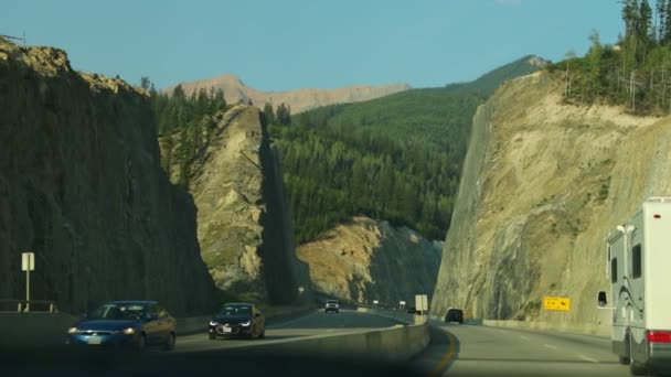 Rocky Dağları Alberta Kanada Nın Ortasında Şeritli Bir Otobanda Ilerliyoruz — Stok video