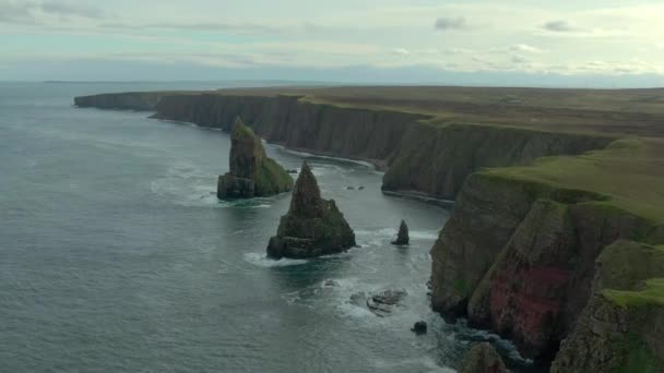 Veduta Aerea Duncansby Testa Mare Stack Una Giornata Nuvolosa Volare — Video Stock