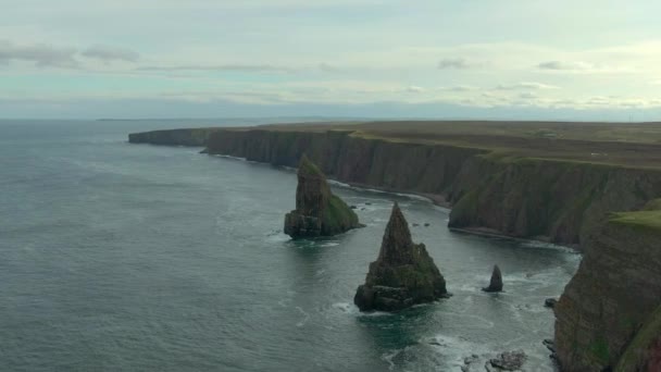 Αεροφωτογραφία Του Duncansby Head Και Της Θάλασσας Στοίβες Μια Συννεφιασμένη — Αρχείο Βίντεο