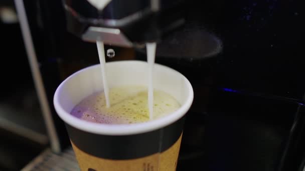 Powolne Zbliżenie Ekspres Kawy Wlewa Cappuccino Filiżanki — Wideo stockowe
