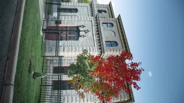安大略省渥太华一座废弃的老石水工程大楼在秋天的垂直视频时间间隔 它前面有一棵美丽的红绿相间的树 — 图库视频影像