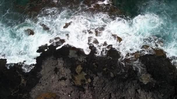 Aşağı Doğru Yükselen Volkanik Bir Kıyı Şeridi Dalgaların Kayalara Çarpmasıyla — Stok video