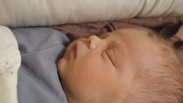 Újszülött Európai Baba Alvó Szem Mozog Amikor Álmodik Szoros Közelről — Stock videók