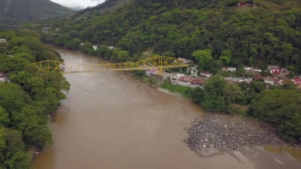 Honda Kolombiya Şehri Magdalena Nehri Üzerinde — Stok video