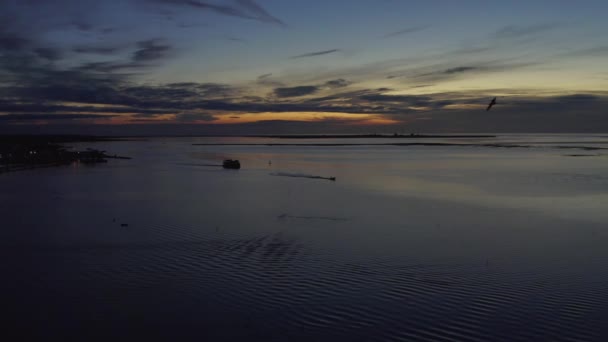 Mooiste Portugese Zonsondergang Voor Kust Van Olhao Als Meeuwen Vliegen — Stockvideo