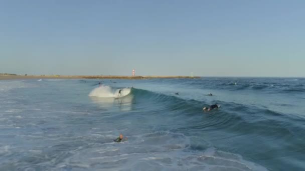 Surfistas Tiro Aéreo Fazendo Acrobacias Surf Gosta Andar Nas Ondas — Vídeo de Stock