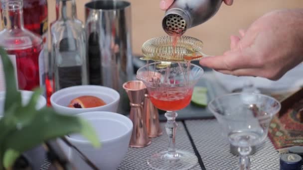 Terras Bar Met Een Cocktail Wordt Gegoten Een Kristal Glas — Stockvideo