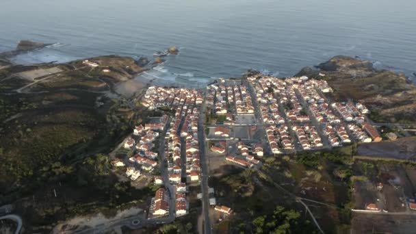 Schöne Übersichtsaufnahmen Von Zambujeira Mar Portugal Und Den Umliegenden Klippen — Stockvideo