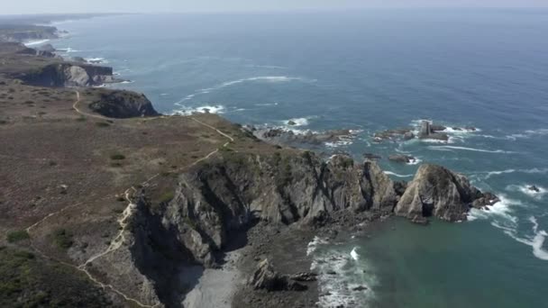 在葡萄牙的萨姆布吉拉岛 令人惊奇地拍下了悬崖的圆圆的镜头 — 图库视频影像