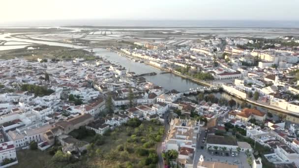 Teplé Sluneční Světlo Koupající Město Tavira Portugalsku Jak Letíme Směrem — Stock video