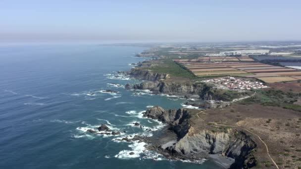 포르투갈의 코스타 티나의 아름다운 충격파와 절벽으로 — 비디오