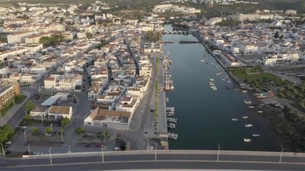 Piękny Przegląd Strzał Taviry Portugalia Dron Przelatujący Nad Dachami Rzeką — Wideo stockowe